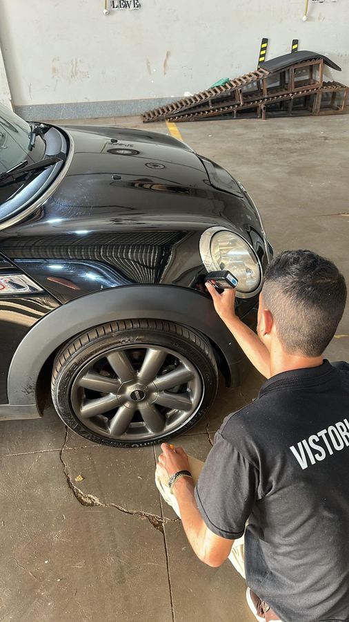 Especialista SafeCar realizando vistoria cautelar com espessurômetro